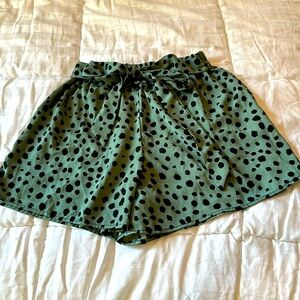 Green with black polka dots shorts with tie. Large.